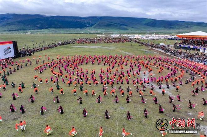四川省理塘县首届“哒野”赛马文化旅游季启幕1.jpg