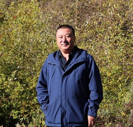 安少龙：激情年代的外省记忆与成长启蒙的小城叙事——严英秀小说《狂流》主题论