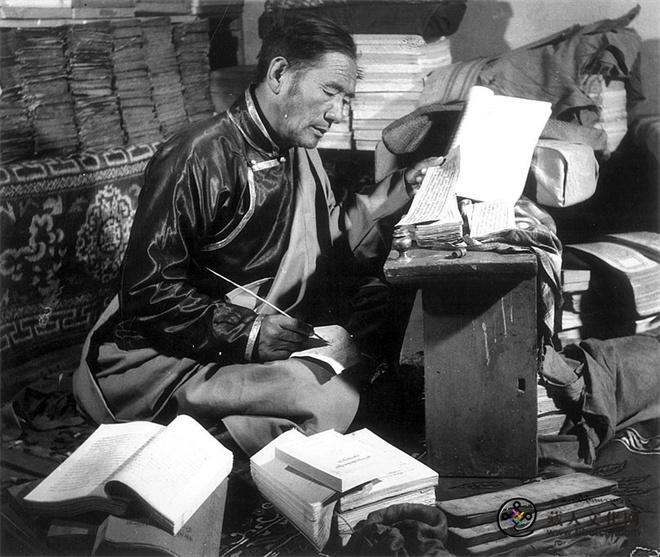 甲尕、供秋银巴：我的老师罗让尼玛先生