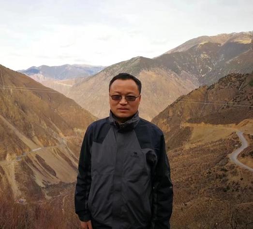 昕蔚：雪域抒情文学的攀登脚步 ——序《我在每一朵雪花上镌刻你的名字》