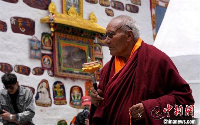 西藏迎来“萨嘎达瓦”传统宗教活动3.jpg