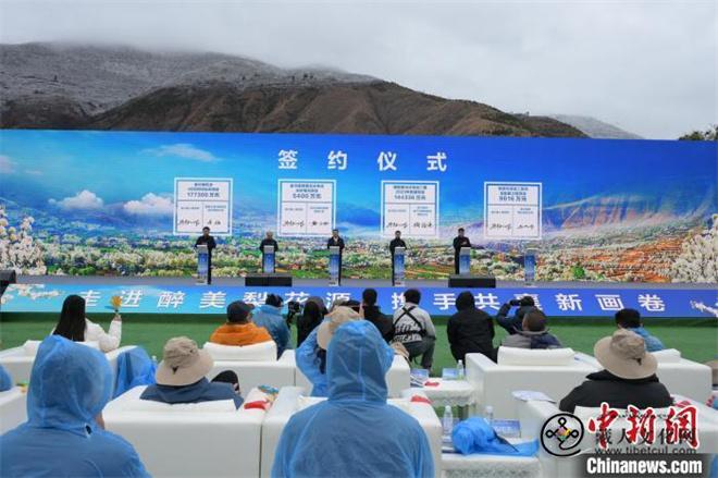 万亩梨花激活县域经济 逾34亿元项目在金川集中签约1.jpg