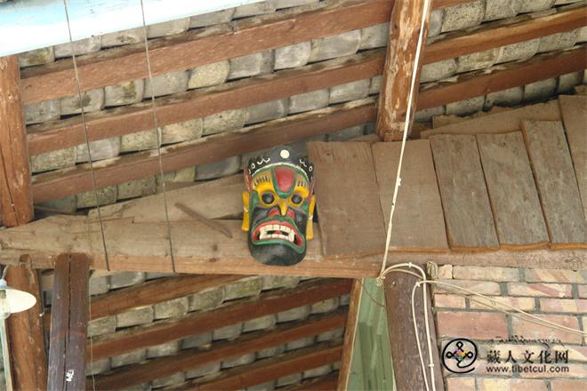 傩面被挂在房梁上，更增添它的神秘意味.JPG