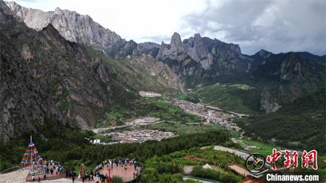 甘南藏寨成国际旅游新宠 东南亚游客占比飙升1.jpg