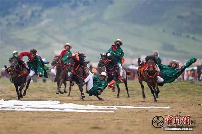 四川省理塘县首届“哒野”赛马文化旅游季启幕2.jpg