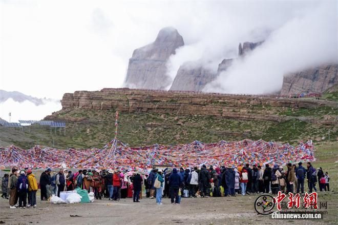 西藏阿里：冈仁波齐转山徒步催热文旅产业6.jpg