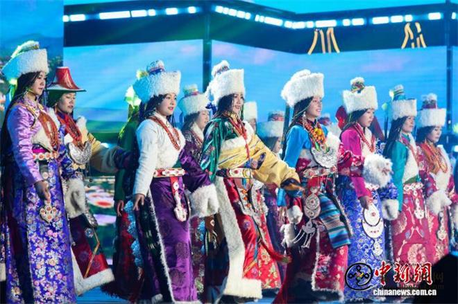 青海贵德：2026藏历火马新年文艺晚会上演1.jpg