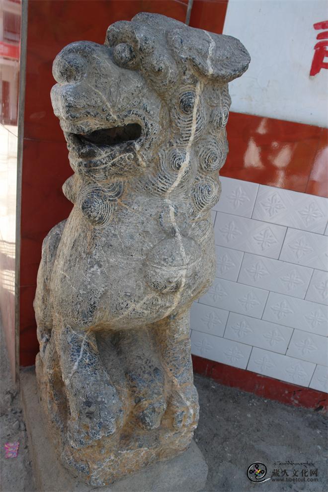 白马藏人奇特的石雕狮子.JPG