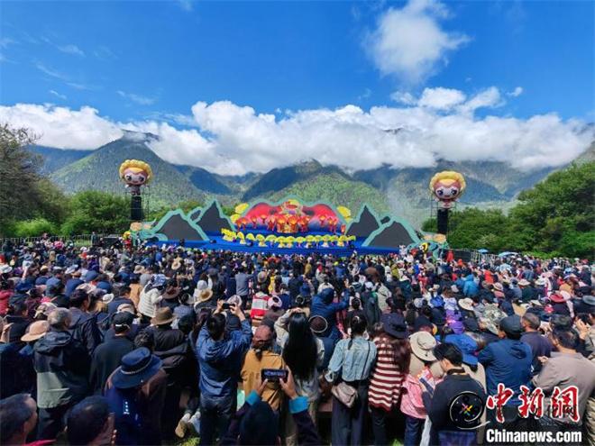 第十七届黄牡丹藏医药文化旅游节开幕 南伊沟景区重新开放1.jpg