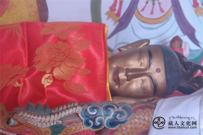 建于明成化年间的睡佛.JPG