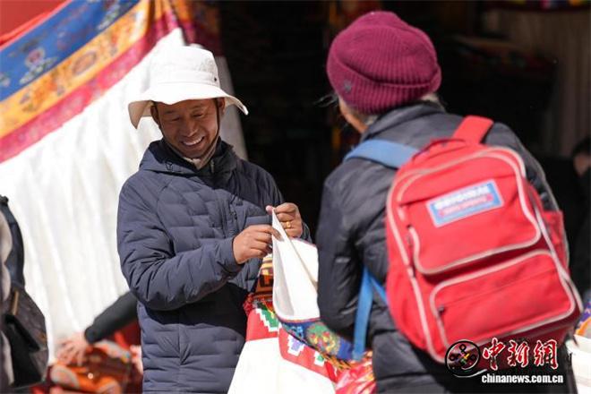 藏历新年来临 西藏拉萨街头年味渐浓7.jpg
