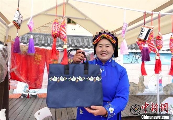 万亩梨花激活县域经济 逾34亿元项目在金川集中签约2.jpg