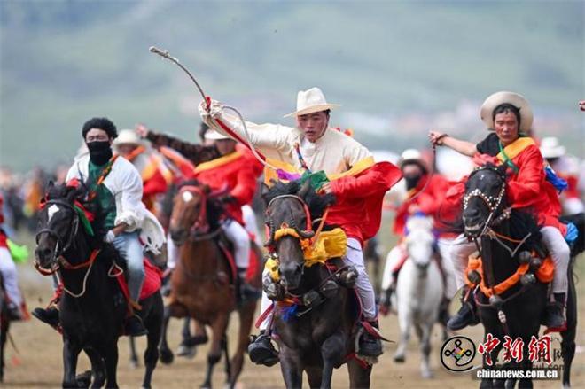 四川省理塘县首届“哒野”赛马文化旅游季启幕3.jpg