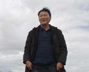 康吉索旦：生活中不能没有诗歌——记藏族著名诗人伍金多吉及其诗歌创作