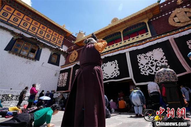 西藏迎来“萨嘎达瓦”传统宗教活动5.jpg
