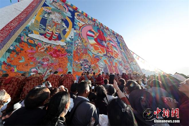 西藏扎什伦布寺展出无量光佛巨幅唐卡佛像.jpg