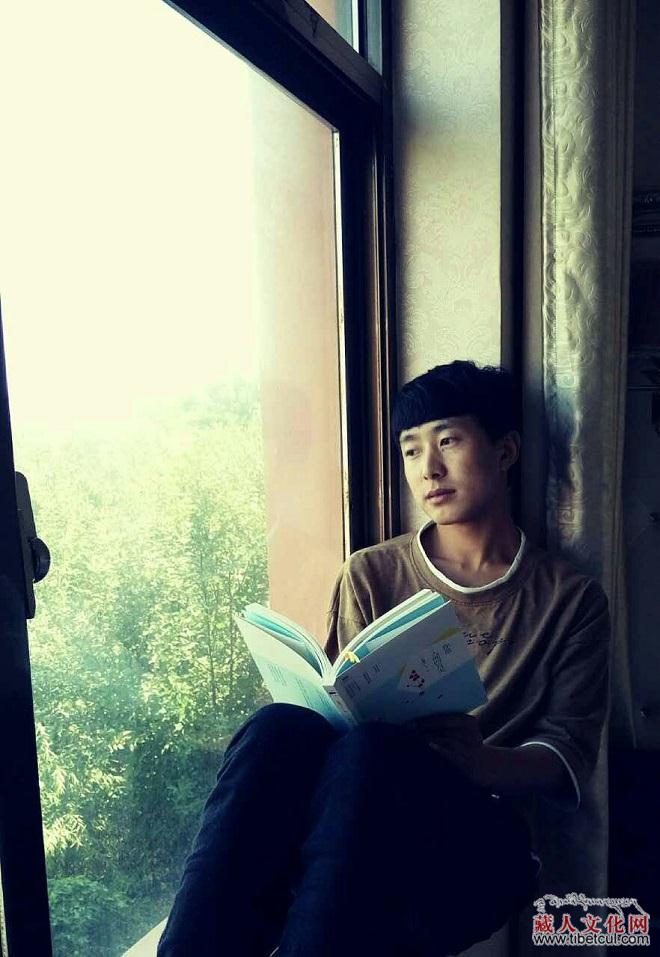 岗路巴·完代克：宁静地睡在莲叶下（组诗）