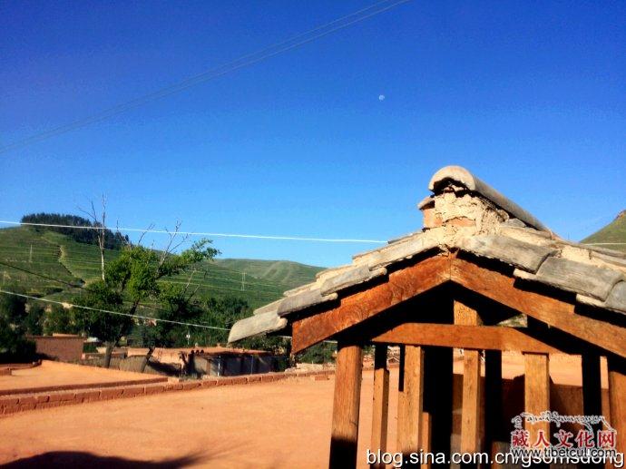 【阿卓评论】为你披上一件御寒的衣裳——刚杰·索木东诗歌赏析