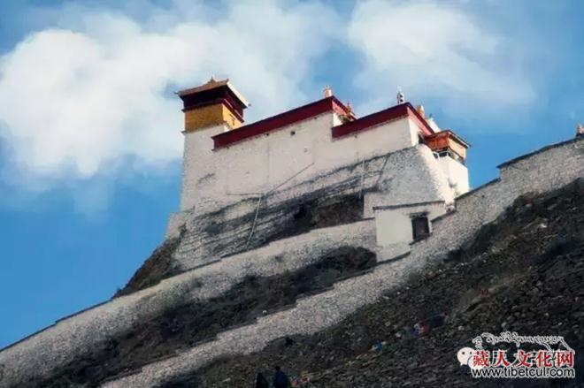 【阿卓评论】石头的声音如此温顺——道帏多吉诗歌小评