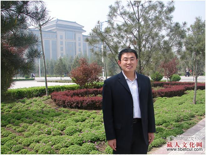 魏春春：央珍小说创作心路历程论——以《无性别的神》的创作过程为考察中心