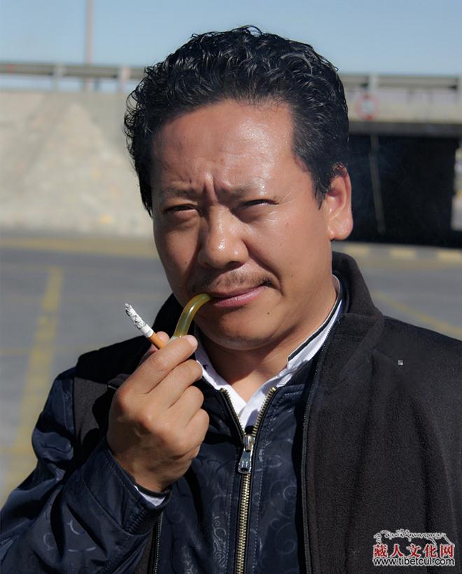 【阿卓评论】金币一样一一拾起——扎西才让诗歌小评