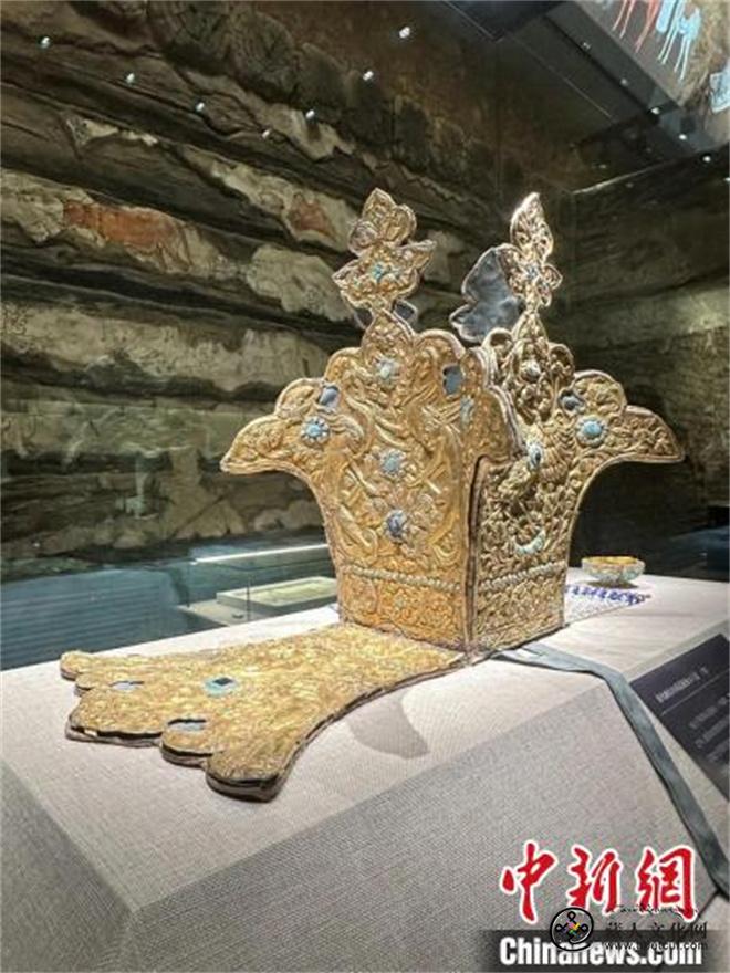 青海：唐吐蕃时期银饰金王冠与鋬指杯完成修复2.jpg