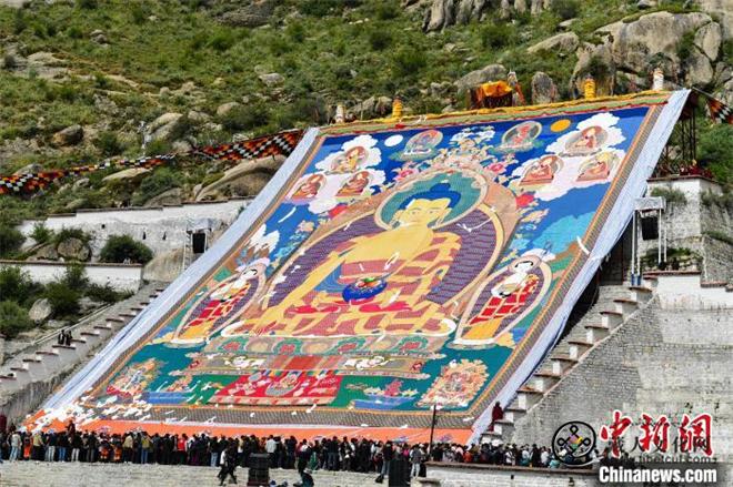 祈祷风调雨顺 拉萨哲蚌寺举行雪顿节展佛活动
