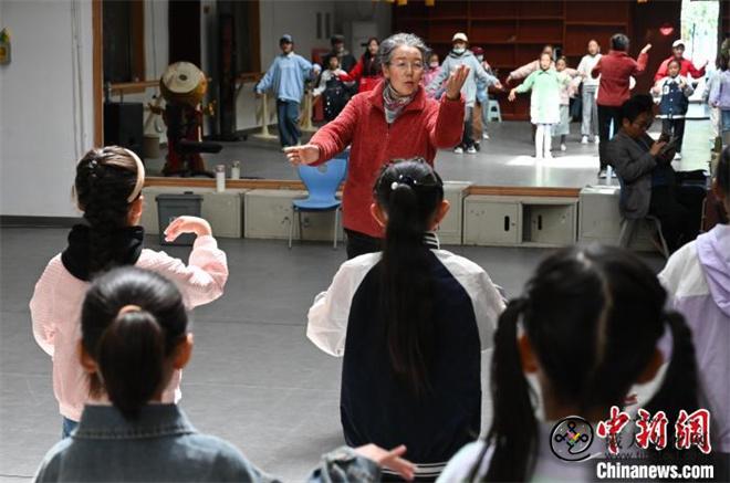 从广场戏到舞台戏 藏戏唱响青藏高原600年
