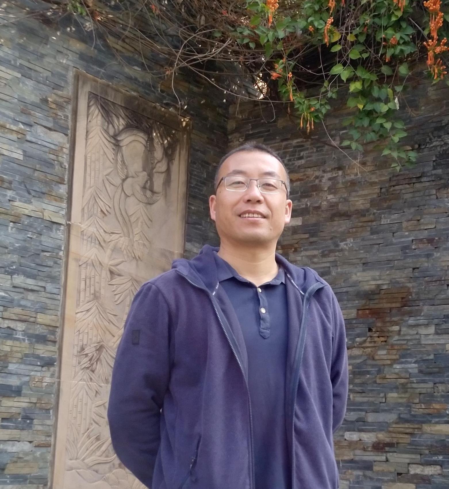 王四四：一朵花冒风雨开放且落英缤纷——论王小忠诗歌的时间意识